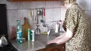 ஜி சுசியன் அம்மா சான் xxx செக்ஸ் ஒரு துரோகியை உறிஞ்சுகிறார்.