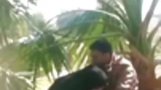மில்ஃப் பையனுக்கு ஃபக் செய்ய ஒரு புண்டையை வழங்குகிறது. தாய் மகன் காதல் செக்ஸ்