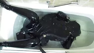 பெண் ஆபாச செக்ஸ் தாய் மற்றும் மகன் சேவலை எடுக்கிறாள்.